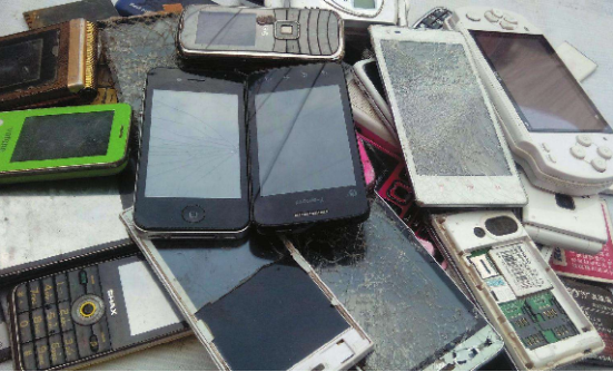 一张很多个废旧手机回收的图片